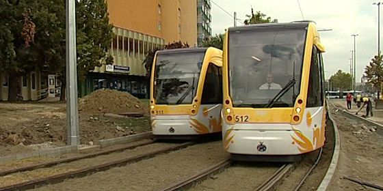 Két CAF-villamos az új szakaszon
