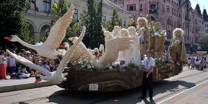 Legendry flower carriage won the main prize of the 44th flower carnival