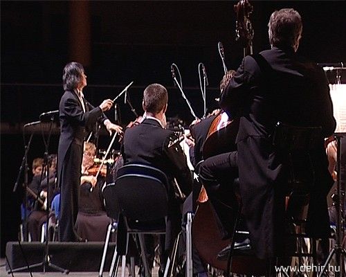 Kobajasi Kenicsiro vezényelt a Főnix Csarnokban