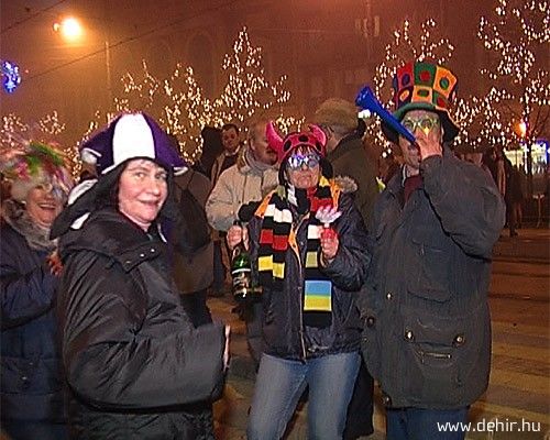Ezrek buliztak szilveszterkor a főtéren