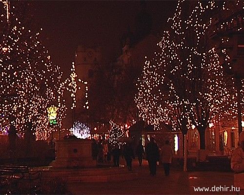 Advent fénye: ünnepi pompába öltözött a belváros